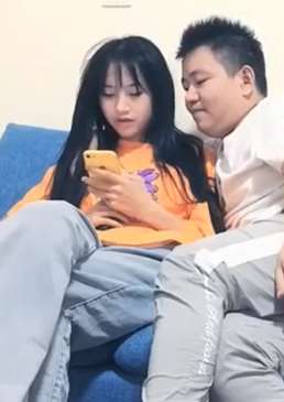 太子约了个牛仔裤黄衣长发萌妹子