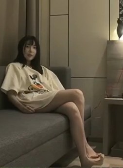 小宝约米奇白色T恤苗条妹子