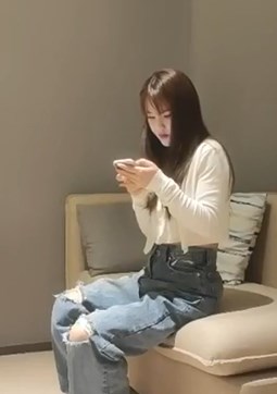鸭哥床上真卖力约破洞牛仔裤美女