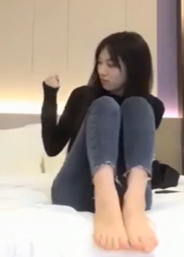 小宝约黑靴牛仔裤笑起来甜美妹子