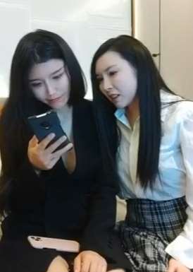 2个女主播蹭热度找网友双飞