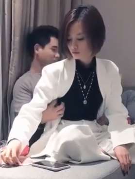 约了个白色外套短发妹子
