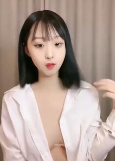 18岁短发小美女发育不错超级粉嫩
