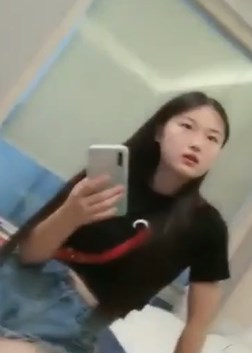 中年大叔约齐逼牛仔短裤年轻嫩妹