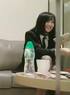 沉先森约了个颜值不错牛仔裤萌妹子穿上白色