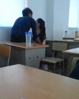 高中情侣放学后在教室自拍1